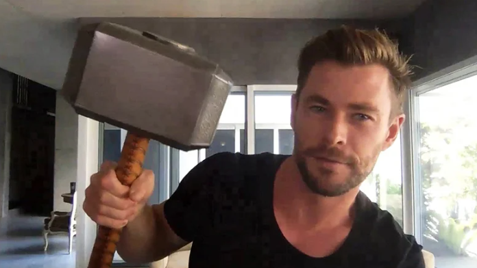  Thor’u Karakterini Canlandıran Chris Hemsworth, Marvel Setlerinden ‘Arakladıklarını’ Gösterdi